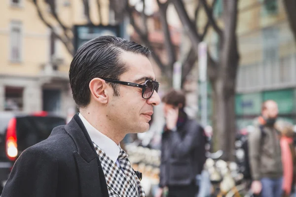 Man outside Armani fashion show building for Milan Women 's Fashi — Fotografia de Stock