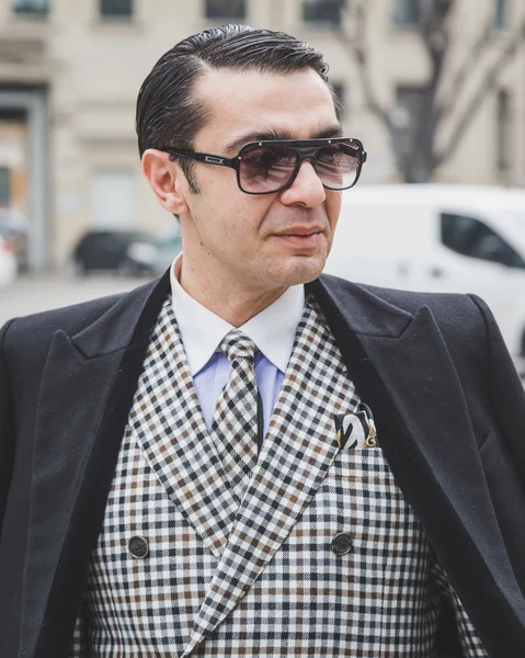 Man outside Armani fashion show building for Milan Women 's Fashi — Fotografia de Stock