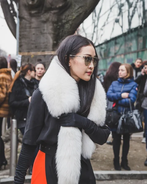 Mensen buiten Armani modeshow bouwen voor Milaan vrouwen Fa — Stockfoto