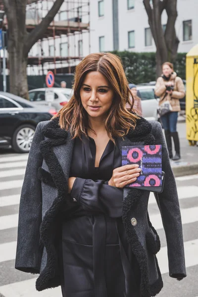 Milan kadın Fa için bina dış Armani defile insanlar — Stok fotoğraf