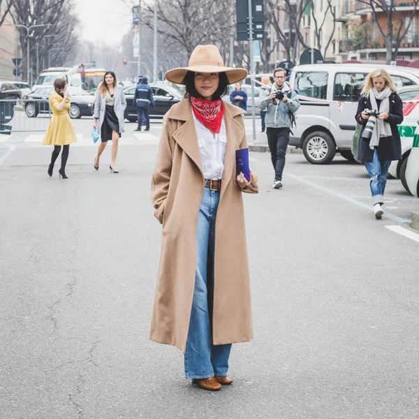 Les gens à l'extérieur du bâtiment de défilé de mode Armani pour Milan Femme Fa — Photo