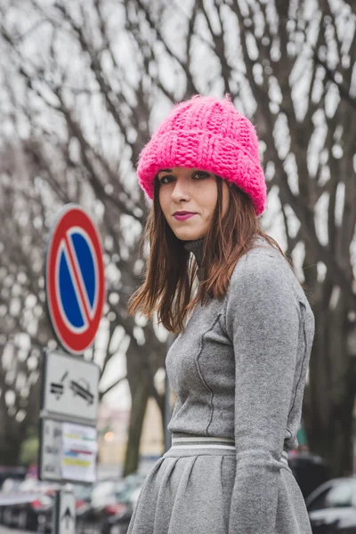 Mensen buiten Armani modeshow bouwen voor Milaan vrouwen Fa — Stockfoto