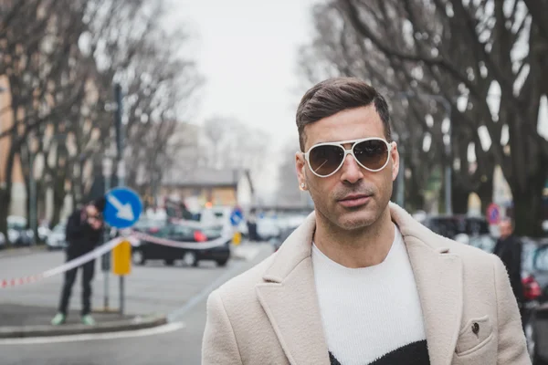 People outside Armani fashion show building for Milan Women's Fa — Stock Photo, Image