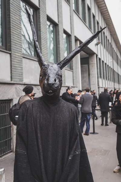 Homme avec masque de lapin devant le bâtiment de défilé de mode Armani pour Mi — Photo