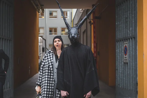 Homme avec masque de lapin devant le bâtiment de défilé de mode Armani pour Mi — Photo