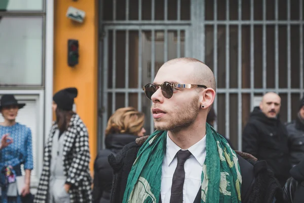 Milan kadın Fa için bina dış Armani defile insanlar — Stok fotoğraf