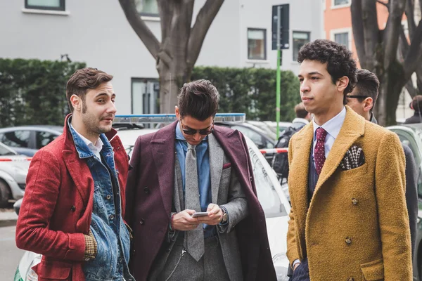 Milan kadın Fa için bina dış Armani defile insanlar — Stok fotoğraf