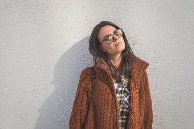 Güzel kız bir kentsel bağlamda poz