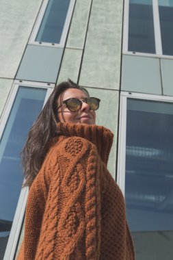 Güzel kız bir kentsel bağlamda poz