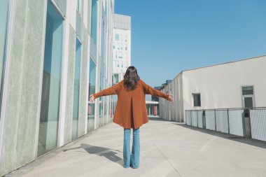 Güzel kız bir kentsel bağlamda poz