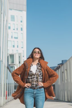 Güzel kız bir kentsel bağlamda poz