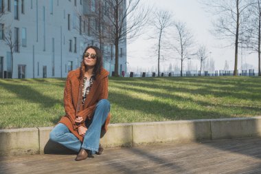 Güzel kız bir kentsel bağlamda poz