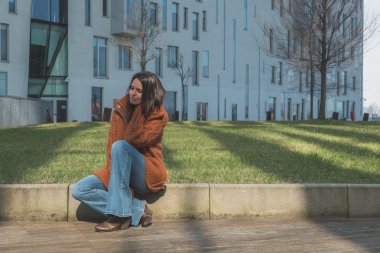 Güzel kız bir kentsel bağlamda poz