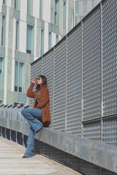 Beautiful girl posing in an urban context — Stock Photo, Image