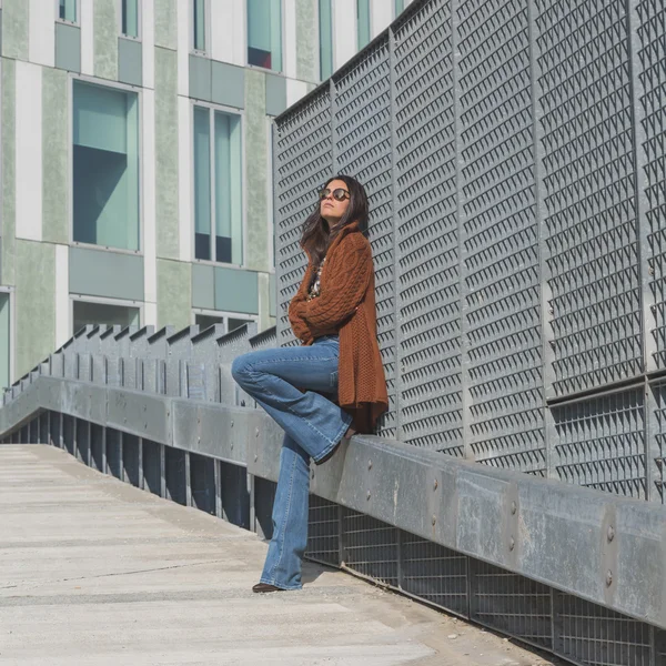 Beautiful girl posing in an urban context — Stock Photo, Image