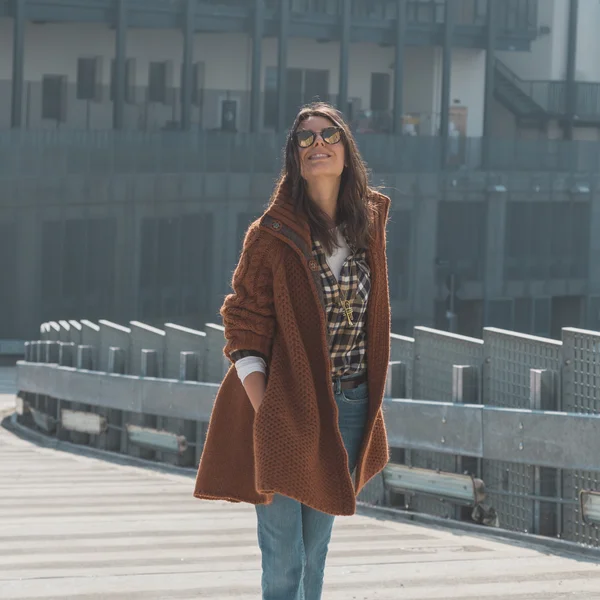 Bella ragazza in posa in un contesto urbano — Foto Stock