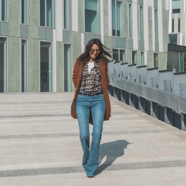 Bella ragazza in posa in un contesto urbano — Foto Stock