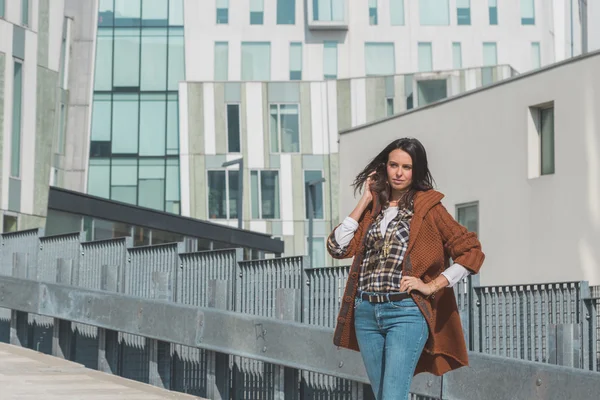 Belle fille posant dans un contexte urbain — Photo