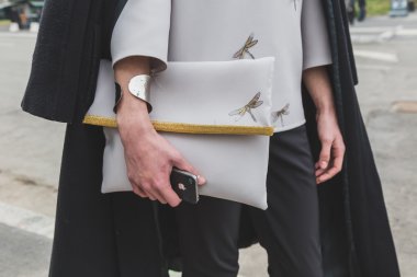 Jil Sander defile Milan için bina dışında çanta detay