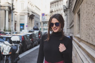 Milan kadın için bina dış Ferragamo defile insanlar