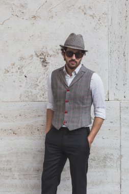 Milan kadın için bina dış Ferragamo defile insanlar