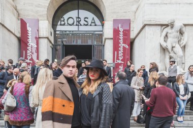 Milan kadın için bina dış Ferragamo defile insanlar
