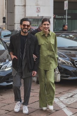 Milan kadın için bina dış Ferragamo defile insanlar