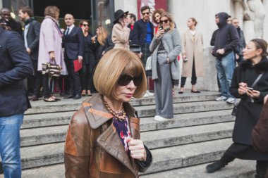 Anna Wintour Ferragamo defile Milan W için bina dışında