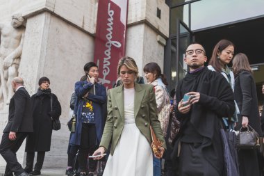 Milan kadın için bina dış Ferragamo defile insanlar