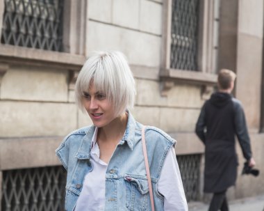 Milan kadın için bina dış Trussardi defile insanlar