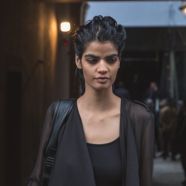 Trussardi defile Mila için bina dışında güzel model