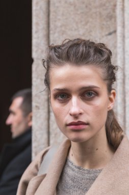 Trussardi defile Mila için bina dışında güzel model