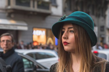 Milan kadın için bina dış Trussardi defile insanlar