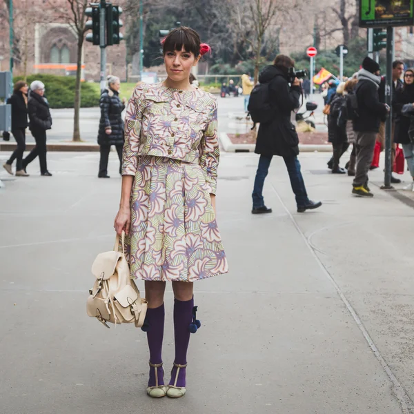 People outside Jil Sander fashion show building for Milan Women' — Stock Photo, Image