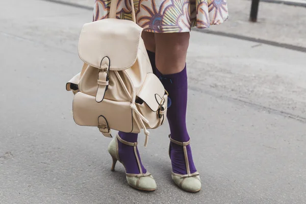 Detail van de zak en schoenen buiten Jil Sander mode Toon gebouw — Stockfoto