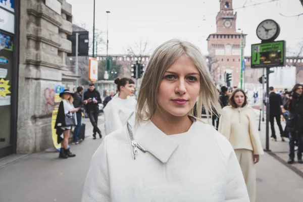 Mensen buiten Jil Sander modeshow gebouw voor Milan Women ' — Stockfoto