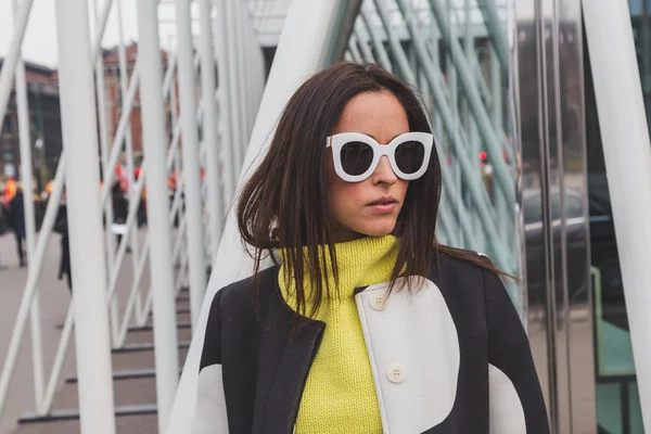 People outside Jil Sander fashion show building for Milan Women' — Stock Photo, Image