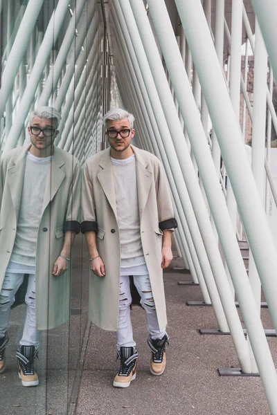 Людина поза Jil Sander показ мод будівлі для жінок Мілан F — стокове фото