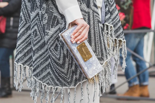 Λεπτομέρεια του τσάντα έξω από την επίδειξη μόδας Jil Sander κτίριο για Μιλάνο — Φωτογραφία Αρχείου