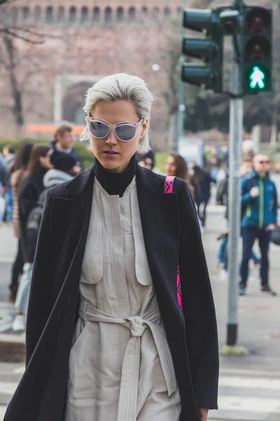 Mensen buiten Jil Sander modeshow gebouw voor Milan Women ' — Stockfoto