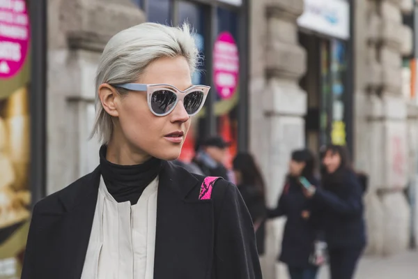 Des gens à l'extérieur du bâtiment du défilé de mode Jil Sander pour Milan Women' — Photo