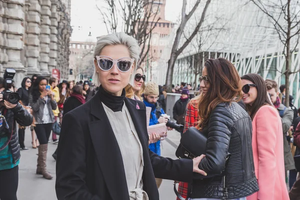 Folk utanför Jil Sander modevisning byggnad för Milan Women- — Stockfoto