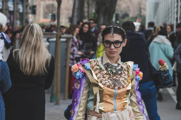 Mensen buiten Jil Sander modeshow gebouw voor Milan Women ' — Stockfoto