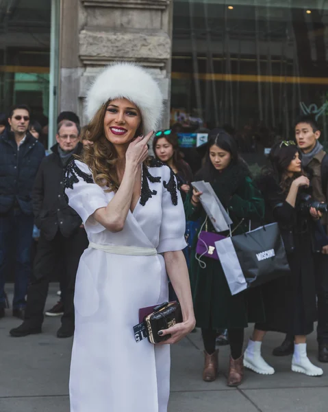 Milano Kadınları için Jil Sander moda defilesi binası dışındaki insanlar — Stok fotoğraf