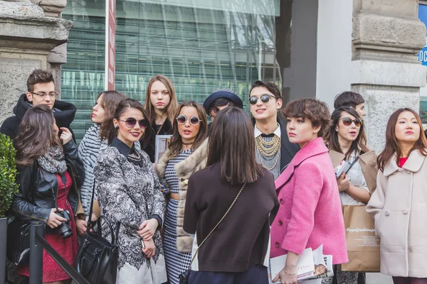 Pessoas fora Jil Sander construção de desfile de moda para Milão Women ' — Fotografia de Stock