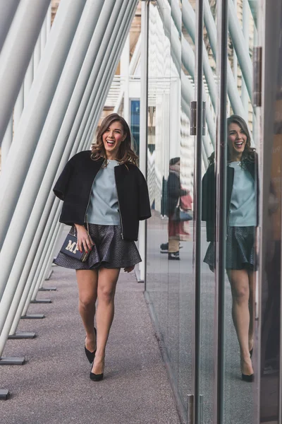 Des gens à l'extérieur du bâtiment du défilé de mode Jil Sander pour Milan Women' — Photo