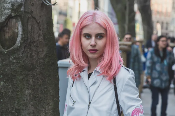 People outside Jil Sander fashion show building for Milan Women' — Stock Photo, Image