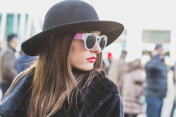 People outside Jil Sander fashion show building for Milan Women' — Stock Photo, Image