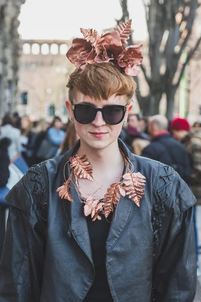 Gente fuera del edificio del desfile de moda Jil Sander para mujeres de Milán ' —  Fotos de Stock