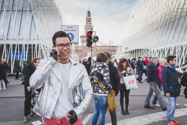 Man outside Jil Sander fashion show building for Milan Women 's F — Fotografia de Stock